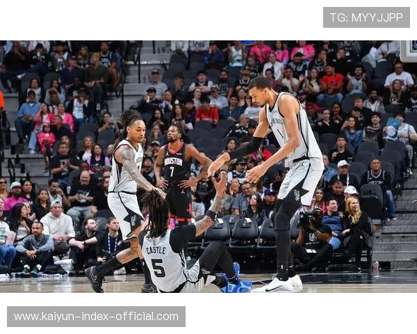 马刺团队篮球八人得分上双，无私分享球寻找最佳机会成战术核心